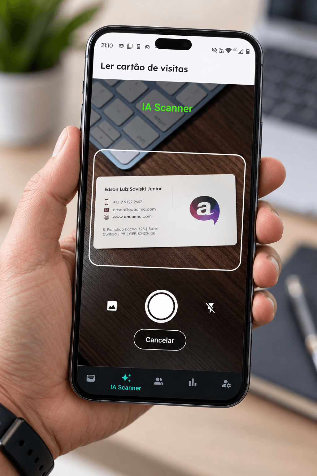 Scanner de cartão de visitas com IA do Primecard capturando dados automaticamente
